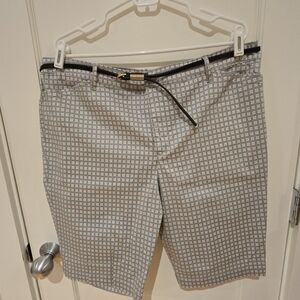 GLORIA VANDERBILT shorts. SIZE 16.  NEVER WORN.